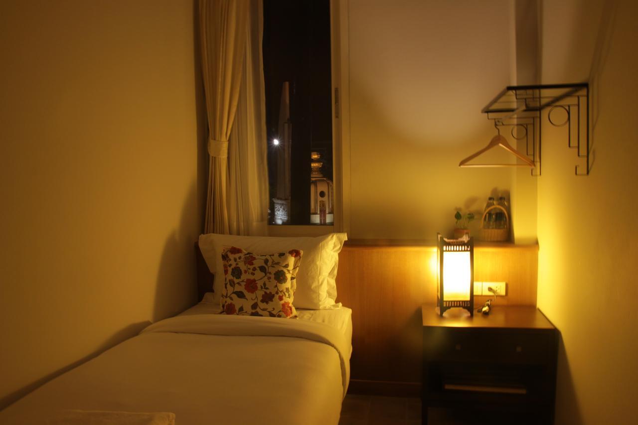 Baan Dinso Hostel@Ratchadamnoen Bangkok Extérieur photo